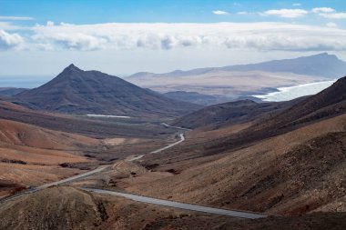 Fuerteventura 'daki volkanik vadileri kesen yılan kıyı yolu..