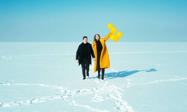 Пара Замороженном Пляже Желтыми Шариками — стоковое фото