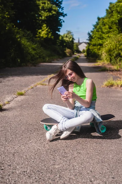 Young Girl Her Skateboard Sunny Day Park — Stockfoto