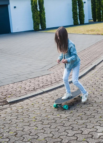 Young Girl Her Skateboard Sunny Day Park — Stockfoto