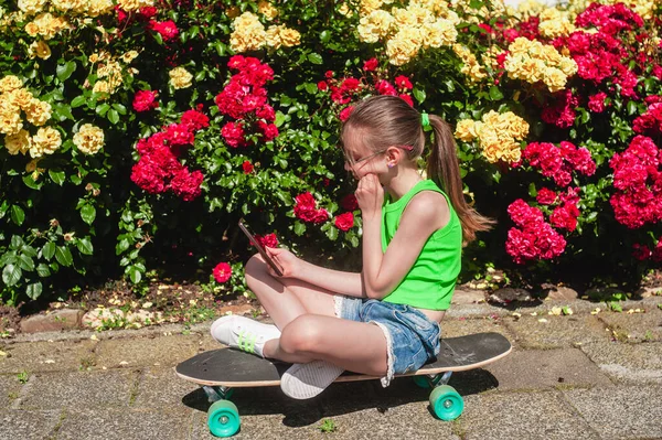 Young Girl Her Skateboard Sunny Day Park — ストック写真