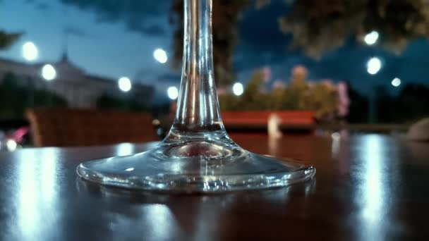 Segelas Anggur Atas Meja Latar Belakang Lampu Malam — Stok Video