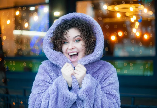 Mujer Pelo Rizado Violeta Moda Posando Sobre Fondo Navideño Festivo — Foto de Stock