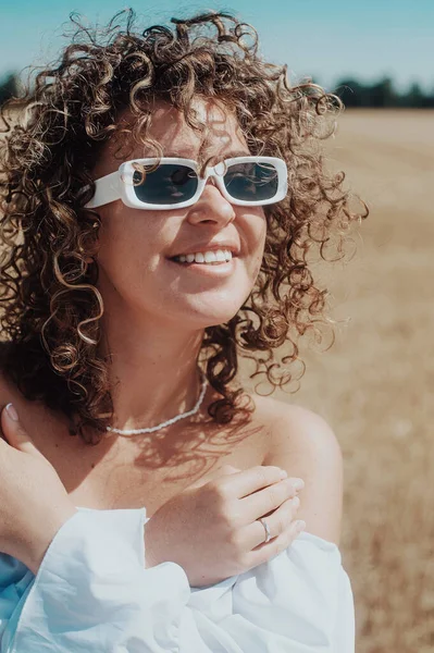 Retrato Jovem Mulher Sorridente Vestido Branco Posando Prado Com Óculos — Fotografia de Stock