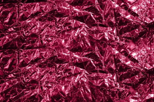 流行のビブラマゼンタ色で砕いたホイルの質感の写真 — ストック写真
