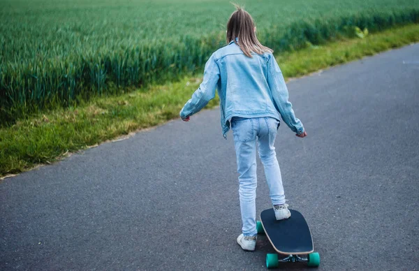 Mladá Dívka Baví Skateboard Slunečný Den Parku — Stock fotografie
