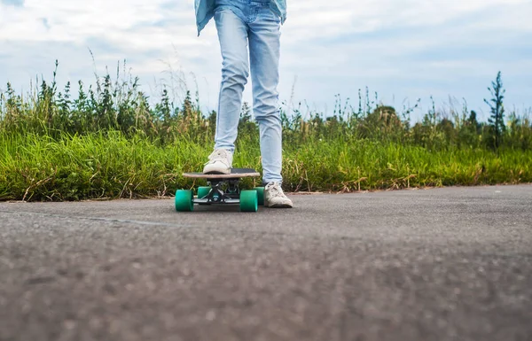 Jong Meisje Heeft Plezier Met Haar Skateboard Een Zonnige Dag — Stockfoto