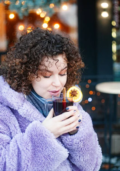 배경을 보라색 코트를 곱슬머리의 바깥에서 술잔을 — 스톡 사진