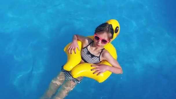 Petite Fille Mignonne Avec Canard Caoutchouc Amuse Dans Piscine — Video