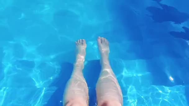 Γυναικεία Πόδια Στην Πισίνα — Αρχείο Βίντεο