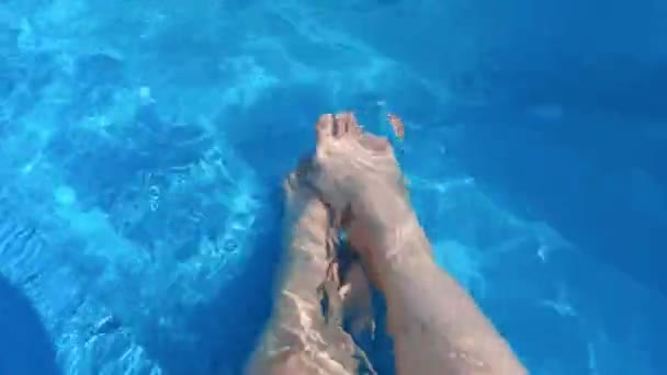 Γυναικεία Πόδια Στην Πισίνα — Αρχείο Βίντεο