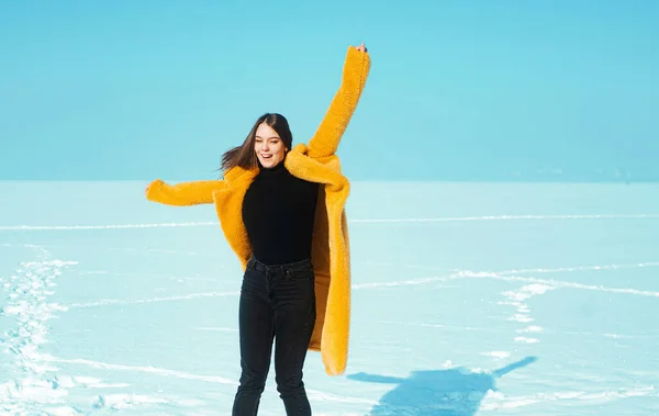 Jovem Mulher Feliz Casaco Amarelo Andando Sobre Gelo Nevado Conceito — Fotografia de Stock