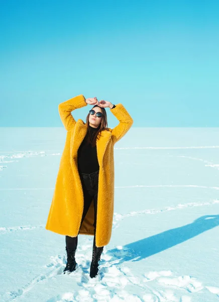Ung Lycklig Kvinna Gul Rock Promenader Snöig Frihet Koncept — Stockfoto