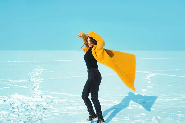 Mladá Šťastná Žena Žlutém Kabátě Kráčející Zasněženém Ledu Koncepce Svobody — Stock fotografie