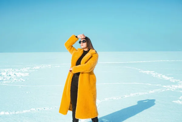 Ung Lycklig Kvinna Gul Rock Promenader Snöig Frihet Koncept — Stockfoto