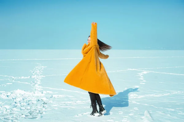Joven Mujer Feliz Abrigo Amarillo Caminando Sobre Hielo Nevado Concepto — Foto de Stock