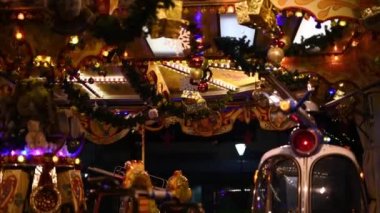 Duren, Almanya, 16 Aralık 2022. Almanya 'da Noel pazarı, çocuklar için atlıkarınca.