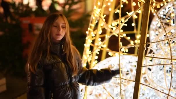 Schattig Klein Meisje Heeft Een Plezier Markt Kerstverlichting — Stockvideo