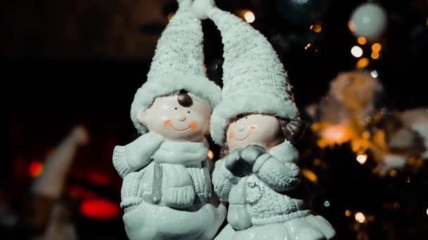 Julfigurer Bakgrunden Den Öppna Spisen — Stockvideo
