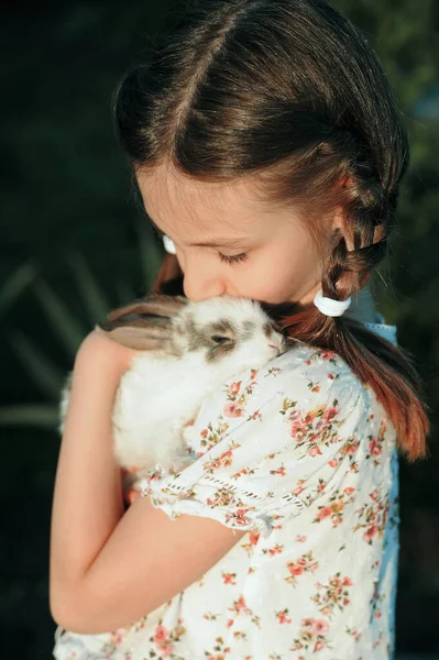 Дівчинка Обіймає Кролика Відкритому Повітрі — стокове фото