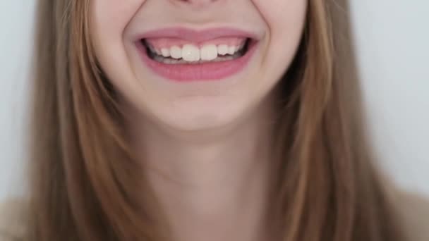 Video Rallentatore Con Una Bambina Sorridente Con Bellissimi Denti — Video Stock
