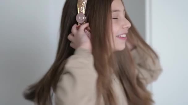 Powolny Film Dzieckiem Słuchającym Muzyki Domu Uśmiechnięta Dziewczynka Bawi Się — Wideo stockowe