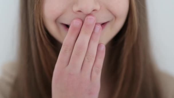 Повільне Відео Руху Усміхненою Дівчинкою Довгим Волоссям — стокове відео