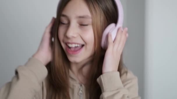 Vídeo Cámara Lenta Con Niño Escuchando Música Casa Niña Sonriente — Vídeos de Stock
