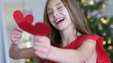 Sevgililer Günü konsepti olan kağıt kalpli bir kızın yavaş çekim videosu.