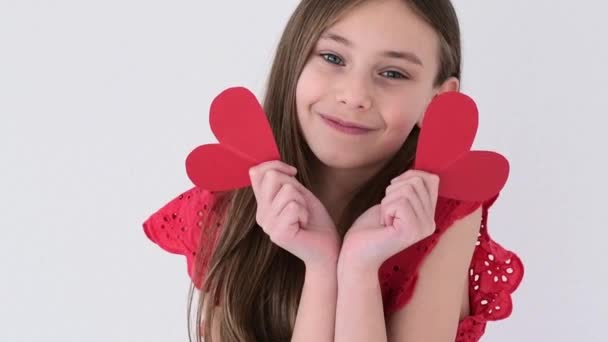 一个拿着纸心的女孩的慢动作视频 圣瓦伦丁日的概念 — 图库视频影像