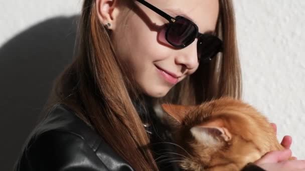 Stylish Girl Leather Jacket Sunglasses Huging Red Cat Outdoors Gentel — Vídeo de Stock