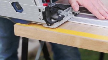 Testereyle odun kesen bir marangozun yavaş çekim videosu.