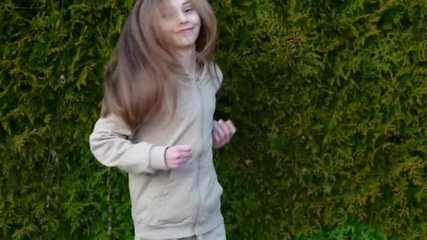 Медленное Видео Милая Девушка Бежевом Костюме Танцует Открытом Воздухе Счастливый — стоковое видео