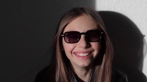 Deri Ceketli Gözlüklü Şık Bir Çocuğun Yavaş Çekim Videosu Rüzgâr — Stok video