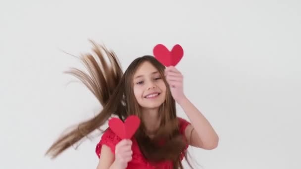 紙の心を持っている女の子のスローモーションビデオ バレンタインデーのコンセプト — ストック動画
