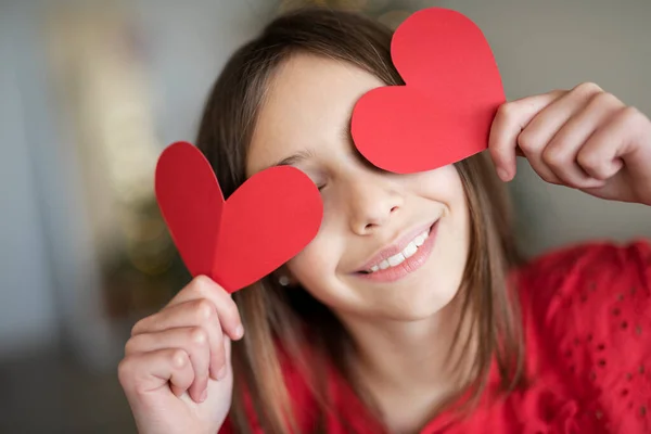 Χαριτωμένο Κορίτσι Κρατώντας Χάρτινες Καρδιές Αγίου Βαλεντίνου Έννοια Ημέρα — Φωτογραφία Αρχείου