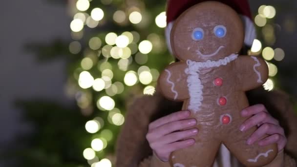 Kid Holding Gingerbread Man Hands Has Fun Christmas Decoration Background — Vídeos de Stock