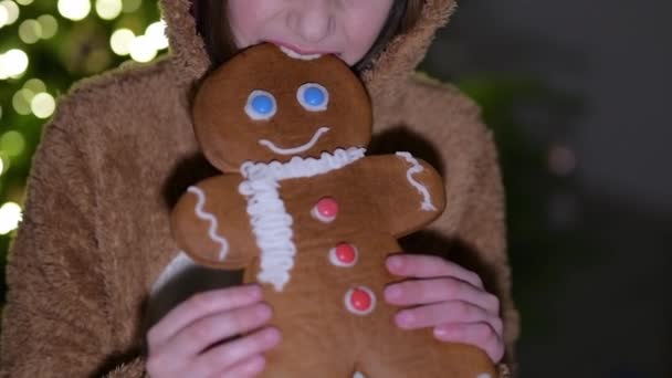 Kid Eating Gingerbread Man Hands Has Fun Christmas Decoration Background — Video Stock
