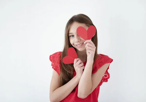 Χαριτωμένο Κορίτσι Κρατώντας Χάρτινες Καρδιές Αγίου Βαλεντίνου Έννοια Ημέρα — Φωτογραφία Αρχείου