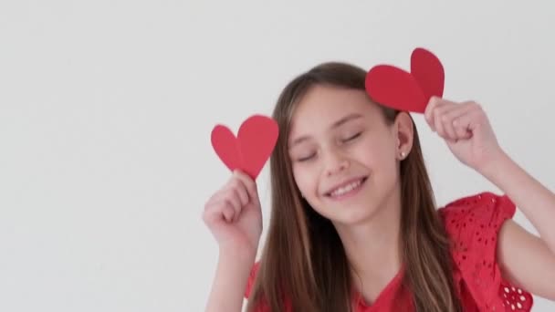 Αργή Κίνηση Βίντεο Από Ένα Χαριτωμένο Έφηβος Κρατώντας Χάρτινες Καρδιές — Αρχείο Βίντεο