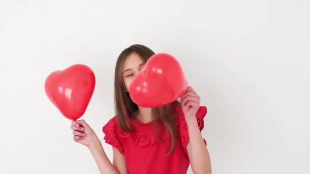 赤い風船の心を持つ可愛い女の子聖バレンタインデーのコンセプト — ストック動画