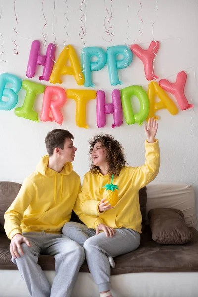 Χαρούμενη Νεαρή Οικογένεια Γιορτάζει Πάρτι Γενεθλίων Στο Σπίτι — Φωτογραφία Αρχείου