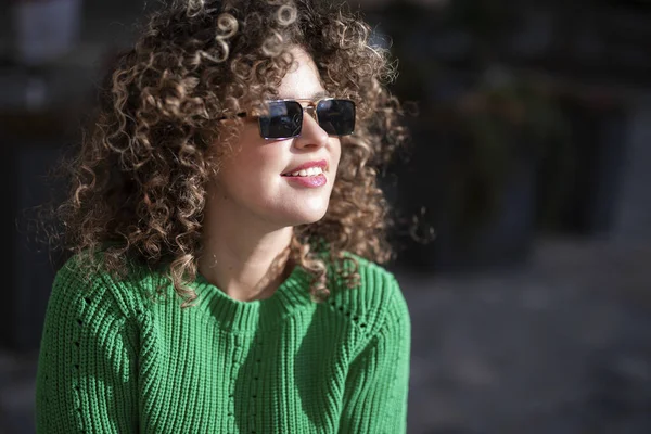 Mujer Joven Moda Con Pelo Rizado Suéter Verde Gafas Sol — Foto de Stock