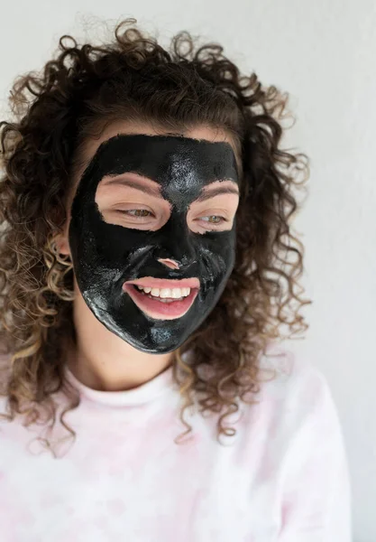 Jovem Sorrindo Mulher Com Uma Máscara Facial Casa Tratamento Espancado — Fotografia de Stock