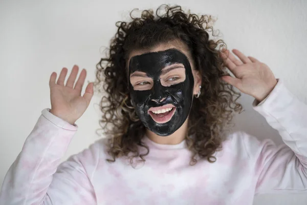 Jovem Sorrindo Mulher Com Uma Máscara Facial Casa Tratamento Espancado — Fotografia de Stock