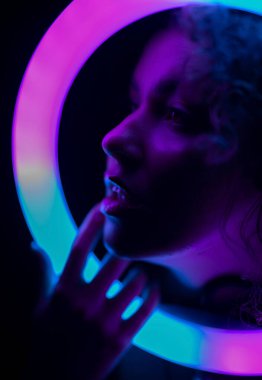 Neon ışıklı bir kadının bulanık portresi