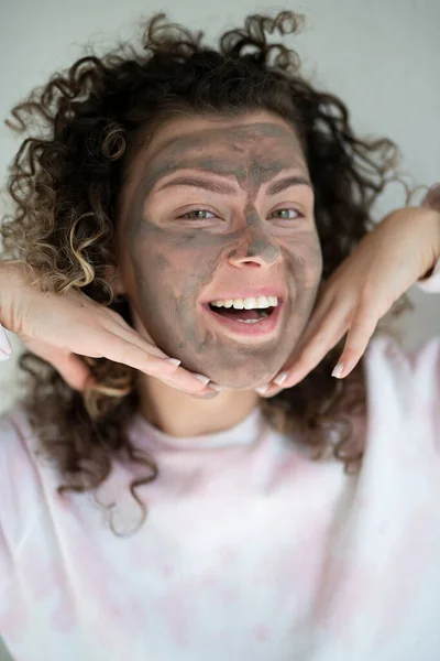 Evde Yüz Maskesi Takan Genç Bir Kadın Kavramında Yenilgiye Uğruyor — Stok fotoğraf