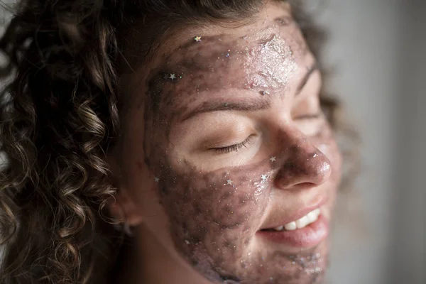 Jonge Lachende Vrouw Met Een Gezichtsmasker Thuis Beaty Behandeling Thuis — Stockfoto