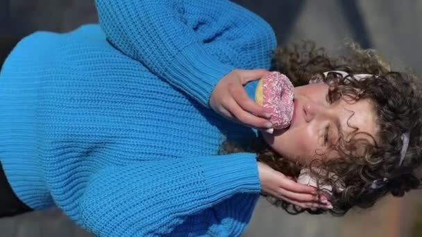 Grappige Jonge Vrouw Met Krullend Haar Donuts Eten Buiten — Stockvideo