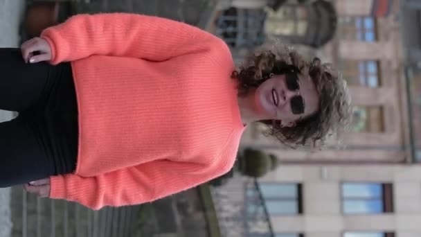 Dançando Mulher Nova Moda Com Cabelo Encaracolado Suéter Óculos Escuros — Vídeo de Stock